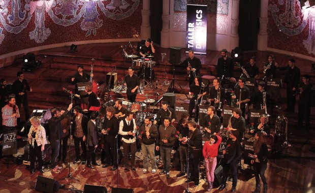 L'OJO i els artistes convidats al moment final del concert
